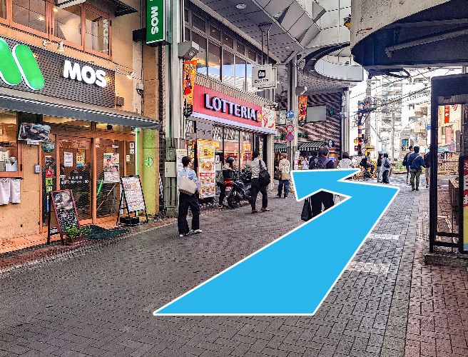 ロッテリアの角を左折してください。