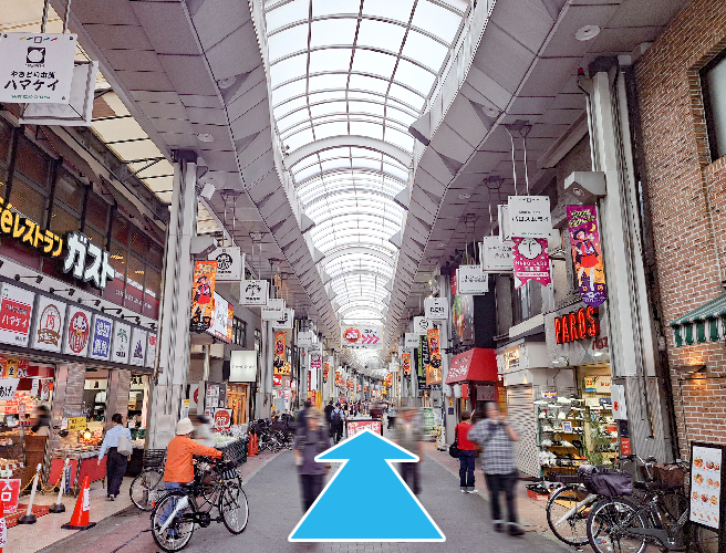 ハッピーロード商店街をしばらく直進します。