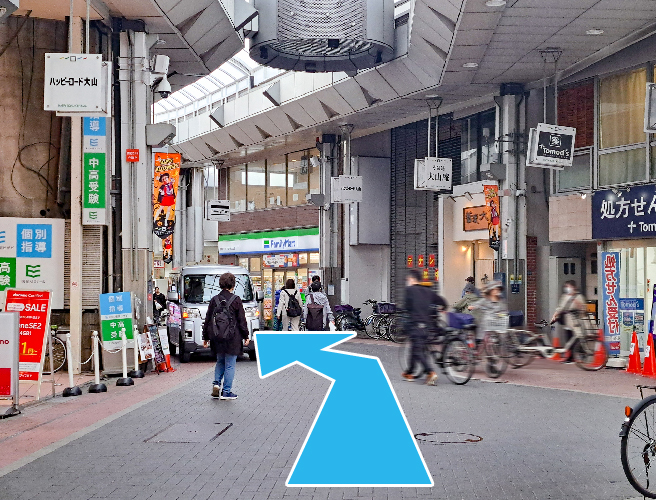 ファミリーマートが見えてきたら左折です。