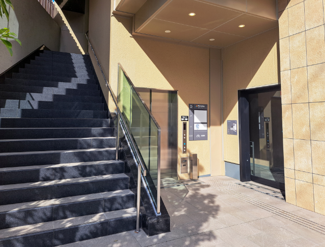 院内にはトイレがございません。クリニック外側のエレベーター横の自動ドア奥のトイレをご利用ください。