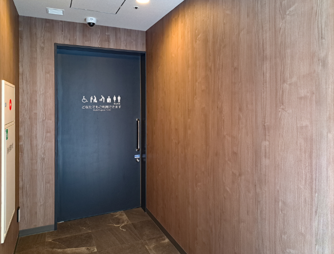 院内にはトイレがございません。クリニック外側のエレベーター横の自動ドア奥のトイレをご利用ください。